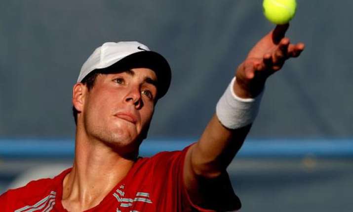 wimbledon isner retires with knee injury