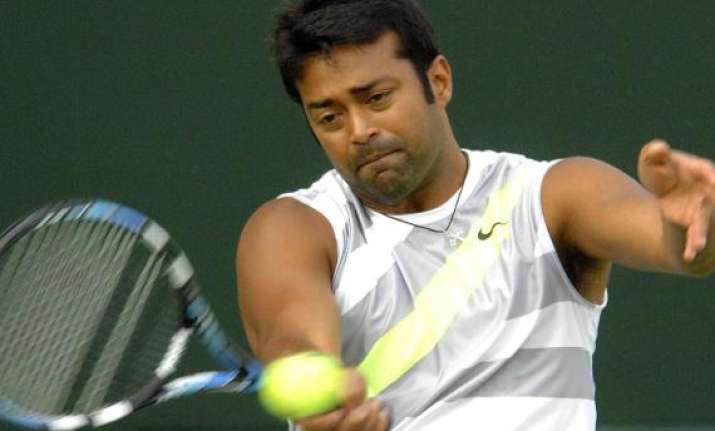 wimbledon rain halts leander paes match