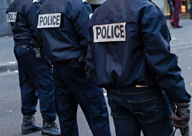 Gunmen hold ten people hostage in a store in Paris-IndiaTV News