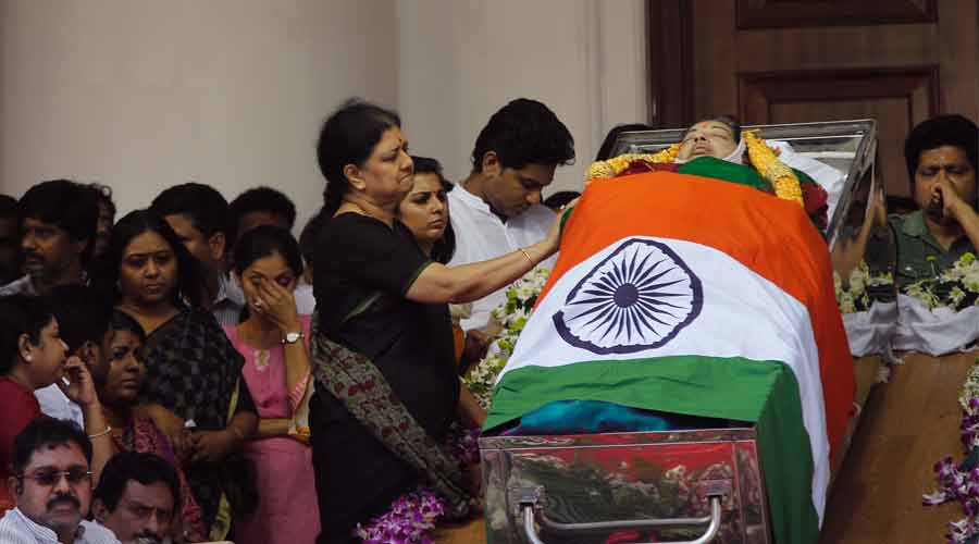 Relatives of Tamil Nadu former Chief Minister Jayalalithaa grieve next to her bo