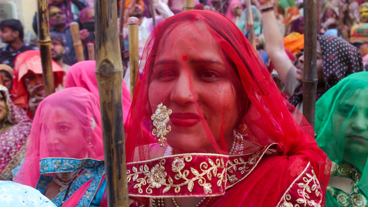 holi celebration in mathura