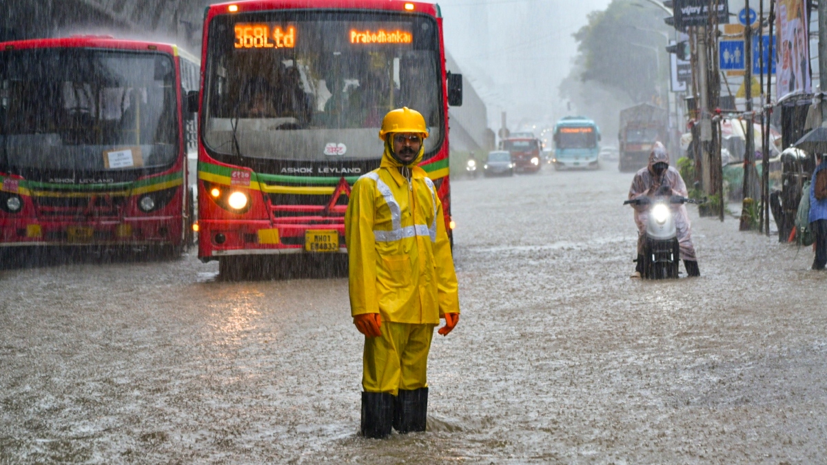 Mumbai rain throws normal life out of gear – In pics - India TV News