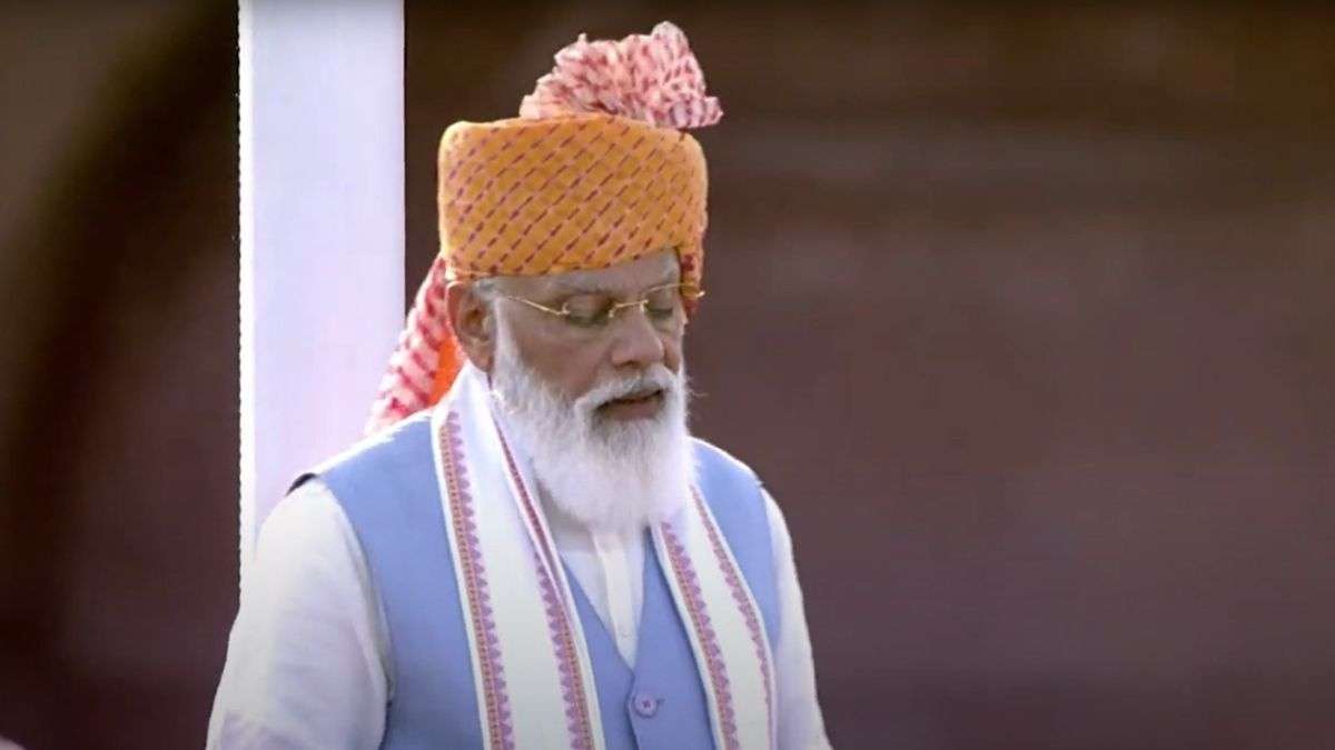 In 2021, PM Modi wore a saffron turban with a long pink fabric tail. He paired the headgear with a white kurta, blue jacket and white scarf for his Independence Day appearance.