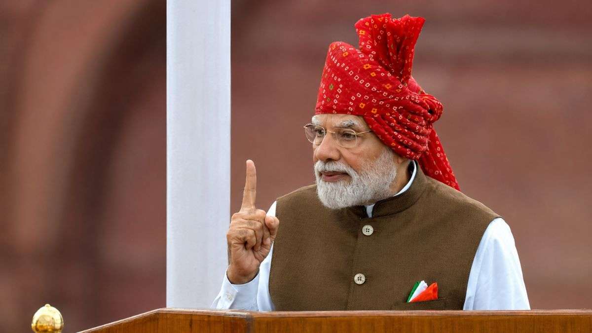 For his 13th consecutive Independence Day address, PM Modi arrived at the Red Fort in a maroon safa featuring yellow and white Bandhani patterns. He paired the traditional headgear with a white kurta-pyjama and brown Nehru jacket.
