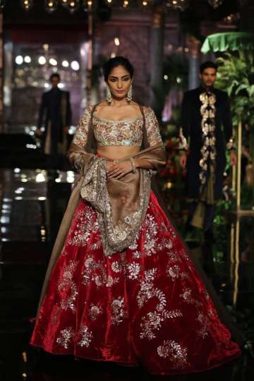 To-Be-Brides take note! Kriti Sanon Looks Like A Drop-Dead Gorgeous Bride  In A Traditional Red Manish Malhotra Lehenga