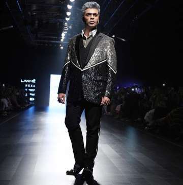How To Pose On The Runway | Male Model Ramp Walk Tutorial - YouTube