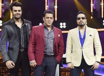 https://resize.indiatvnews.com/en/resize/gallery/360_-/2018/08/maneish-paul-with-mika-singh-on-dus-ka-dum-2-1533653762.jpg