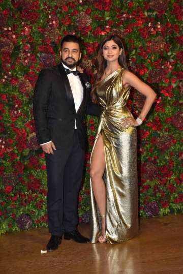 Deepika Padukone and Ranveer Singh reception in Mumbai photos videos  Pics Deepika Padukone ditches heels for sneakers to dance the night away  with Amitabh Bachchan Aishwarya and family   Times of India