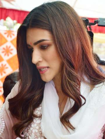 Kriti Sanon Ki Nangi Photos - Kriti Sanon visits temple with her mom on Mahashivratri. Pictures inside