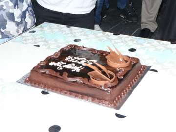 Photo alert! Aamir Khan cuts his birthday cake with the media | Filmfare.com