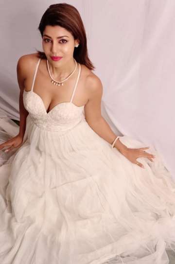 Young Woman White Wedding Dress Poses Stock Photo 373937146 | Shutterstock