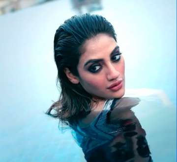 360px x 331px - Pregnant Nusrat Jahan sets internet ablaze as she takes a dip in the  swimming pool for new photoshoot