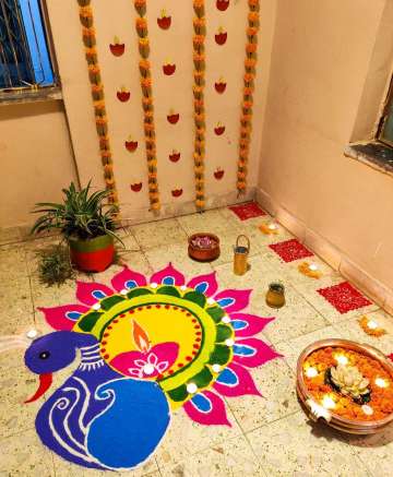 Solobolo Flower Rangoli Mat |4 Piece Layered Rangoli Mats for Decoration  with 2 Diwali Diyas 6 Rangoli Powder Colours|Flower Layered Rangoli for  Decoration |3 D Rangoli Stencil Big Size| Size-18 INCH :
