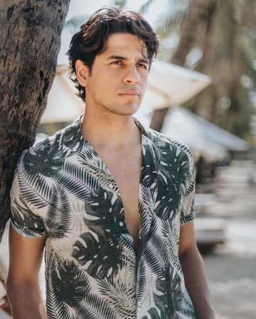 Siddharth Malhotra to Shahid Kapoor, 5 Bollywood actors who aced the printed  shirt trend