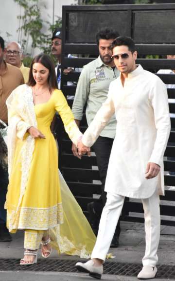 येलो सूट में नई नवेली दुल्हन कियारा, सिद्धार्थ के देसी लुक से इंप्रेस  फैन्स, मुंबई पहुंचा कपल - Kiara advani sidharth malhotra reach mumbai  photos viral in yellow suit white ...