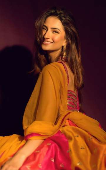 Shweta Tiwari looks no less than a diva as she flaunts her toned midriff in  a shimmery lehenga – view pics