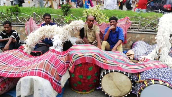 "পুজোর হুল্লোড়ে ঢাকিদের হারিয়ে যাওয়া গল্প: কে রাখে তাঁদের খোঁজ?"