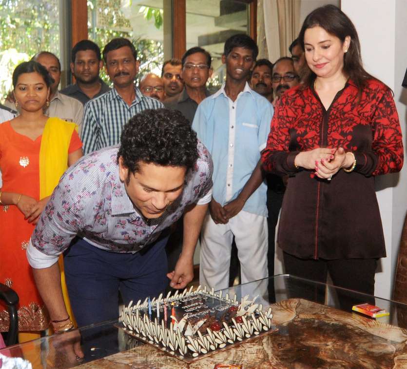 Sachin Tendulkar celebrates his birthday by cutting cake at IPL match at  Wankhede | India.com
