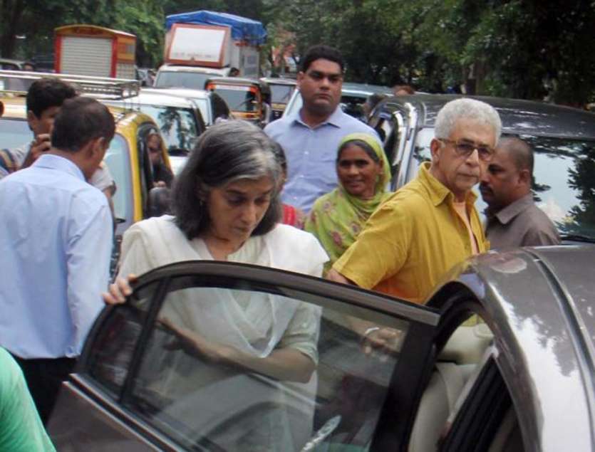 Kundan Shah prayer meet: SRK Farah Khan, Dhawan bid adieu to Kabhi Haan ...