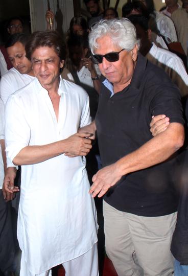 shahrukhkhan #ajaydevgan Wearing navgrah stone bracelet. Many