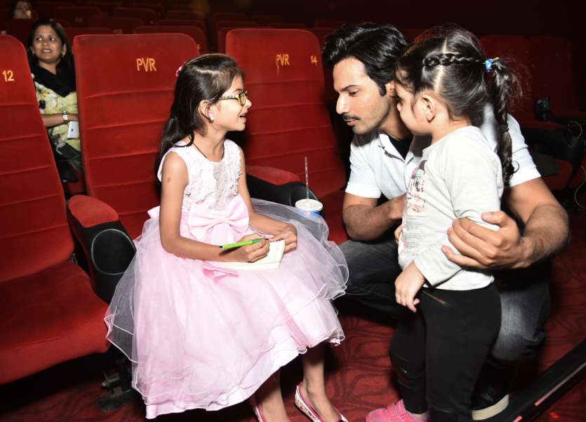 Pics: Varun Dhawan makes his little fans smile, takes selfie with them