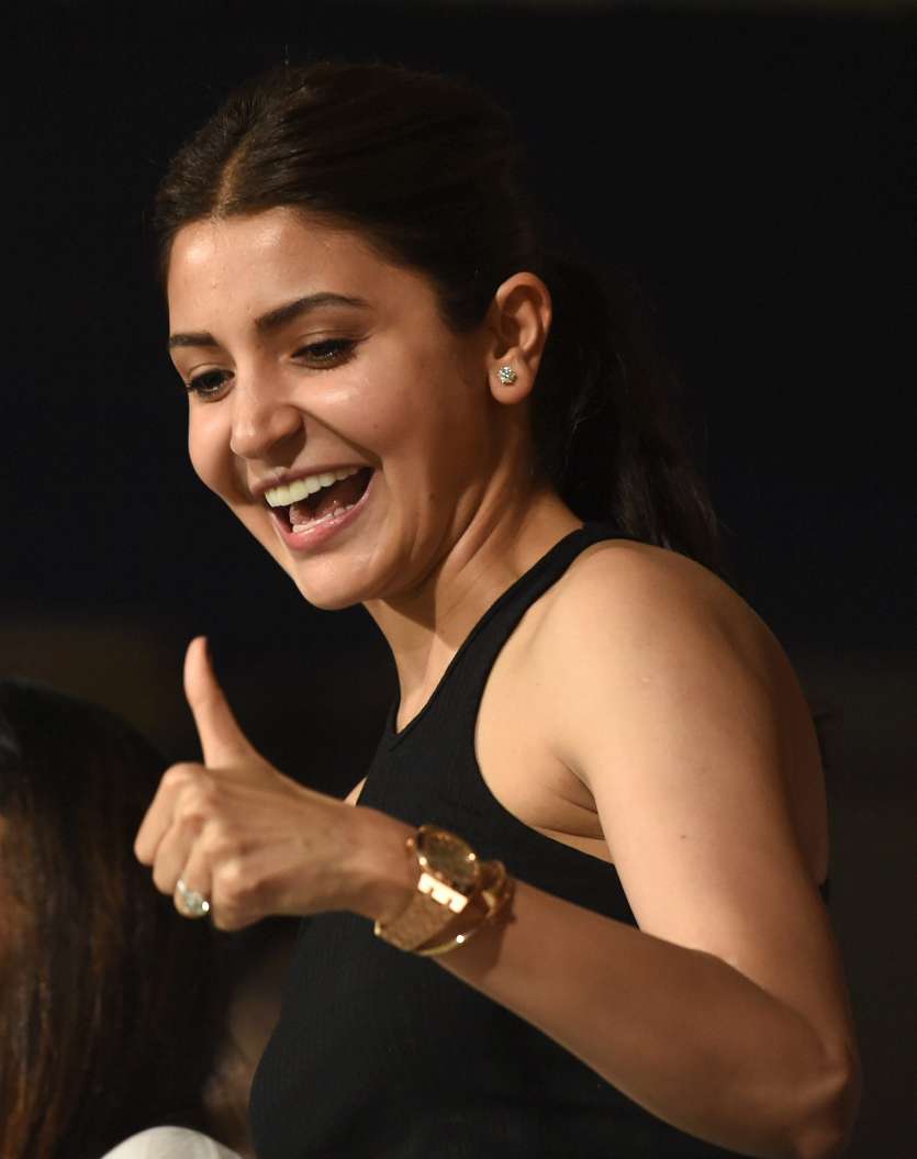 [Image: anushka-ipl-2-1523669046.jpg]