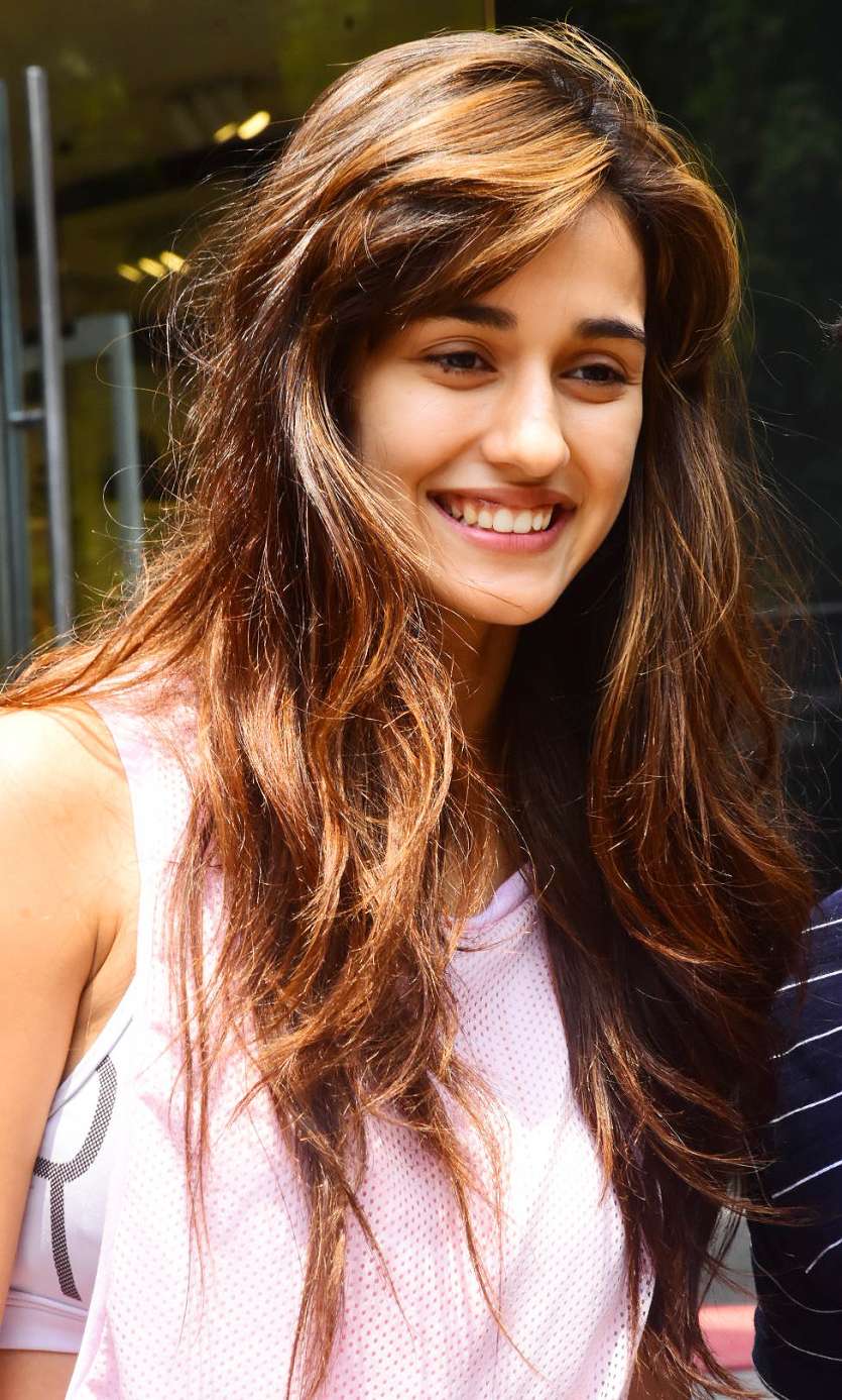 Disha Patani enjoys Sunday outing with mystery man, see pictures