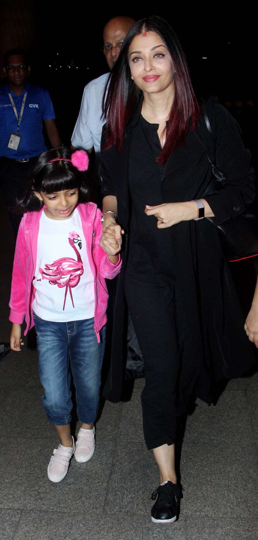 Aishwarya Rai Bachchan walks hand-in-hand with daughter Aaradhya at the ...