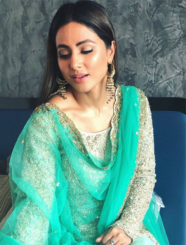 Hina Khan Keeps Things Pretty in a Mini Floral Dress, Giving Spring Vibes,  View Pics | 👗 LatestLY