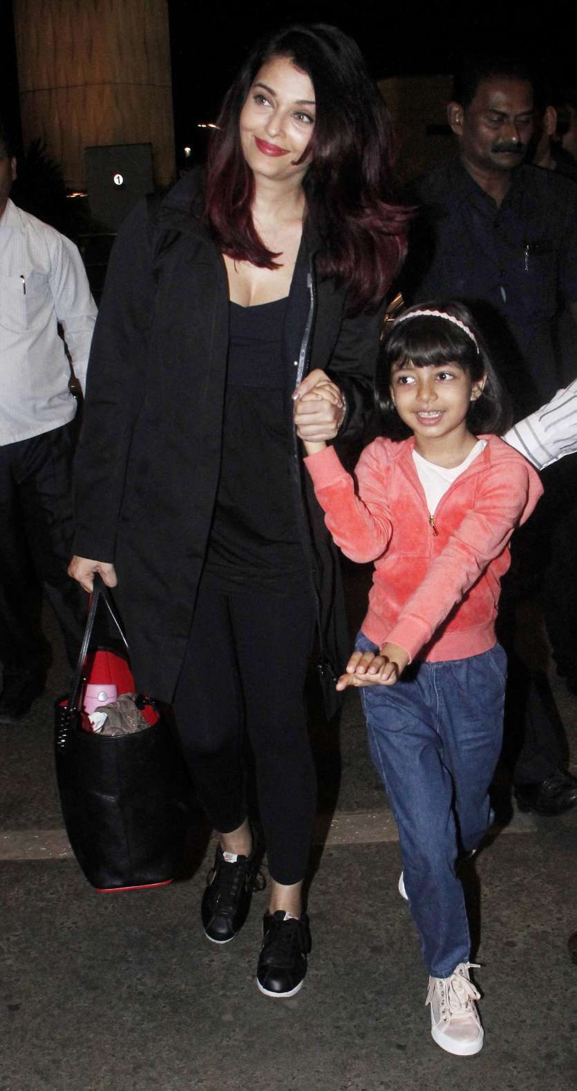 Aaradhya is chatty and chirpy with mom Aishwarya Rai Bachchan and the pics are just adorable