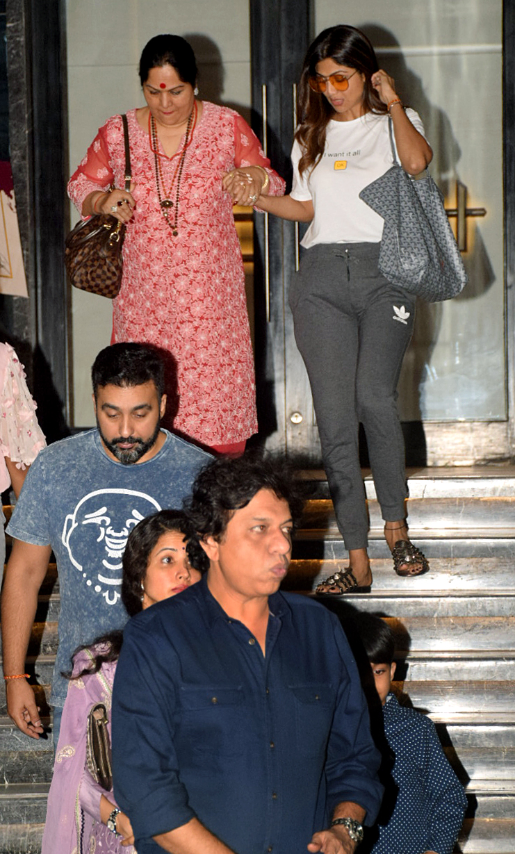 Shilpa Shetty steps out on dinner date with husband Raj Kundra and mother  Sunanda Shetty (Pics Inside)