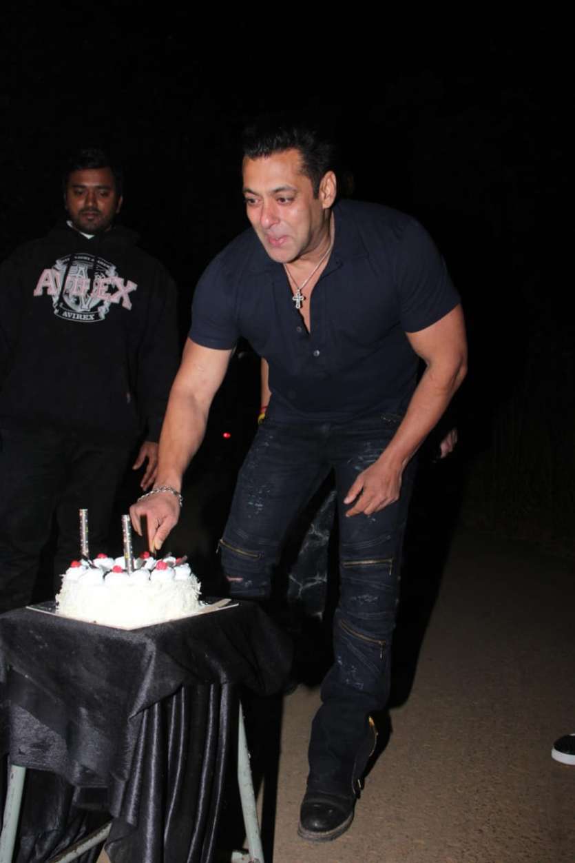 Salman Khan celebrates 56th birthday a day after recovering from snake bite  (VIDEO)