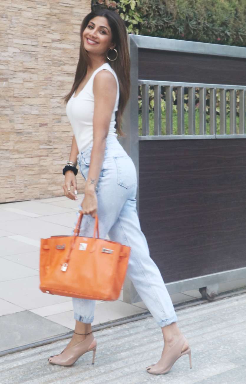 Shilpa Shetty Sexy Bf Nangi Photo - Super Dancer judge Shilpa Shetty steps out on casual day out with a Rs 21  lakh Hermes bag! Check out pictures