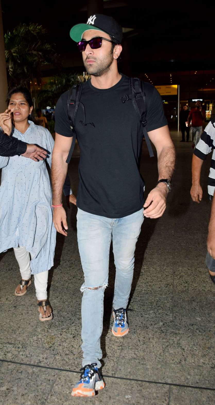 How to cop this Ranbir Kapoor black t shirt & jeans All black casual look