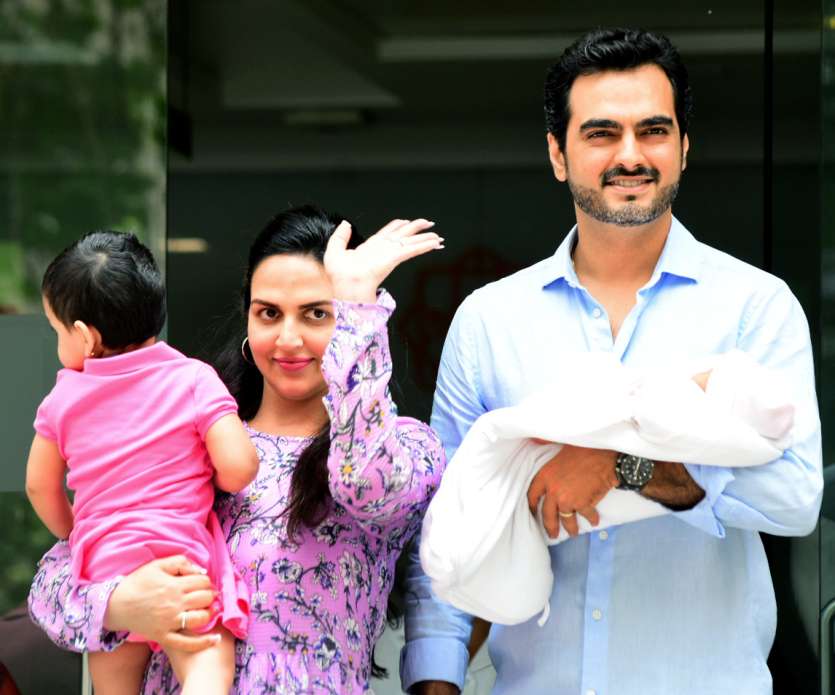 Esha Deol, Bharat Takhtani And Radhya Pose For Perfect Family Picture ...