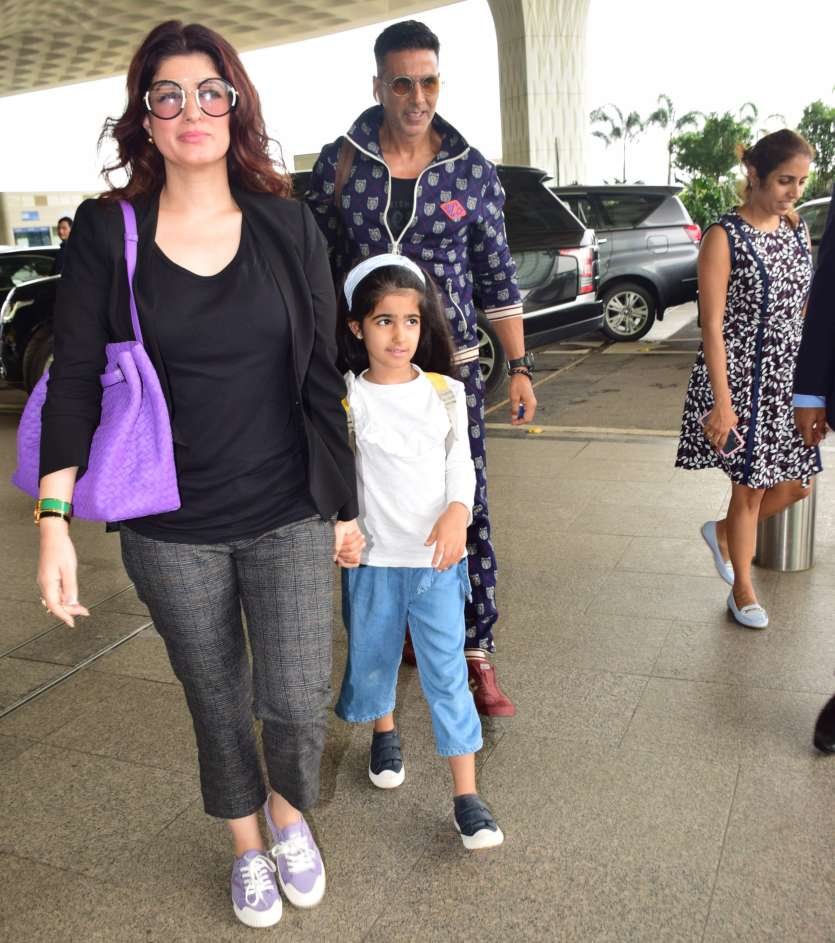 Akshay Kumar Back At The Airport With Twinkle Khanna And Nitara As ...