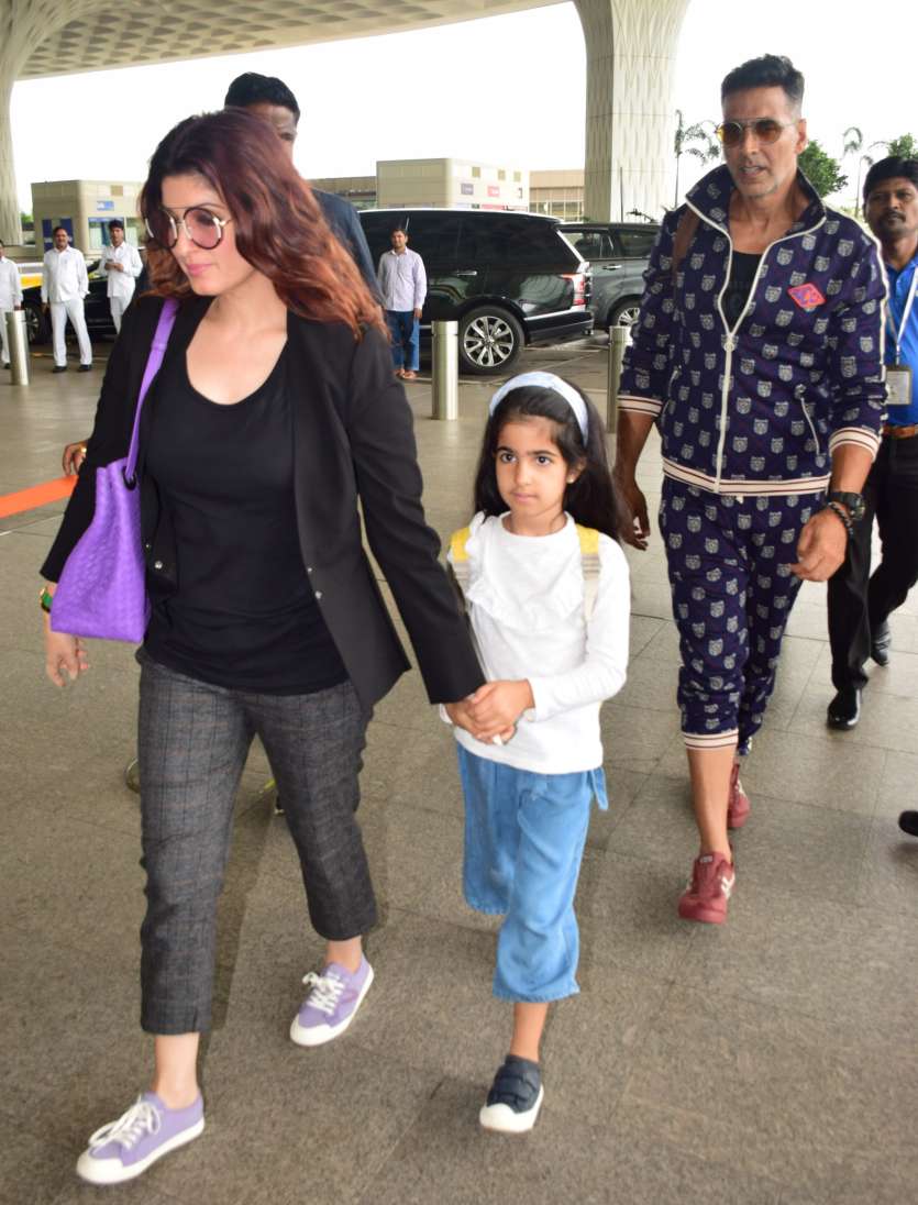 Akshay Kumar Back At The Airport With Twinkle Khanna And Nitara As ...