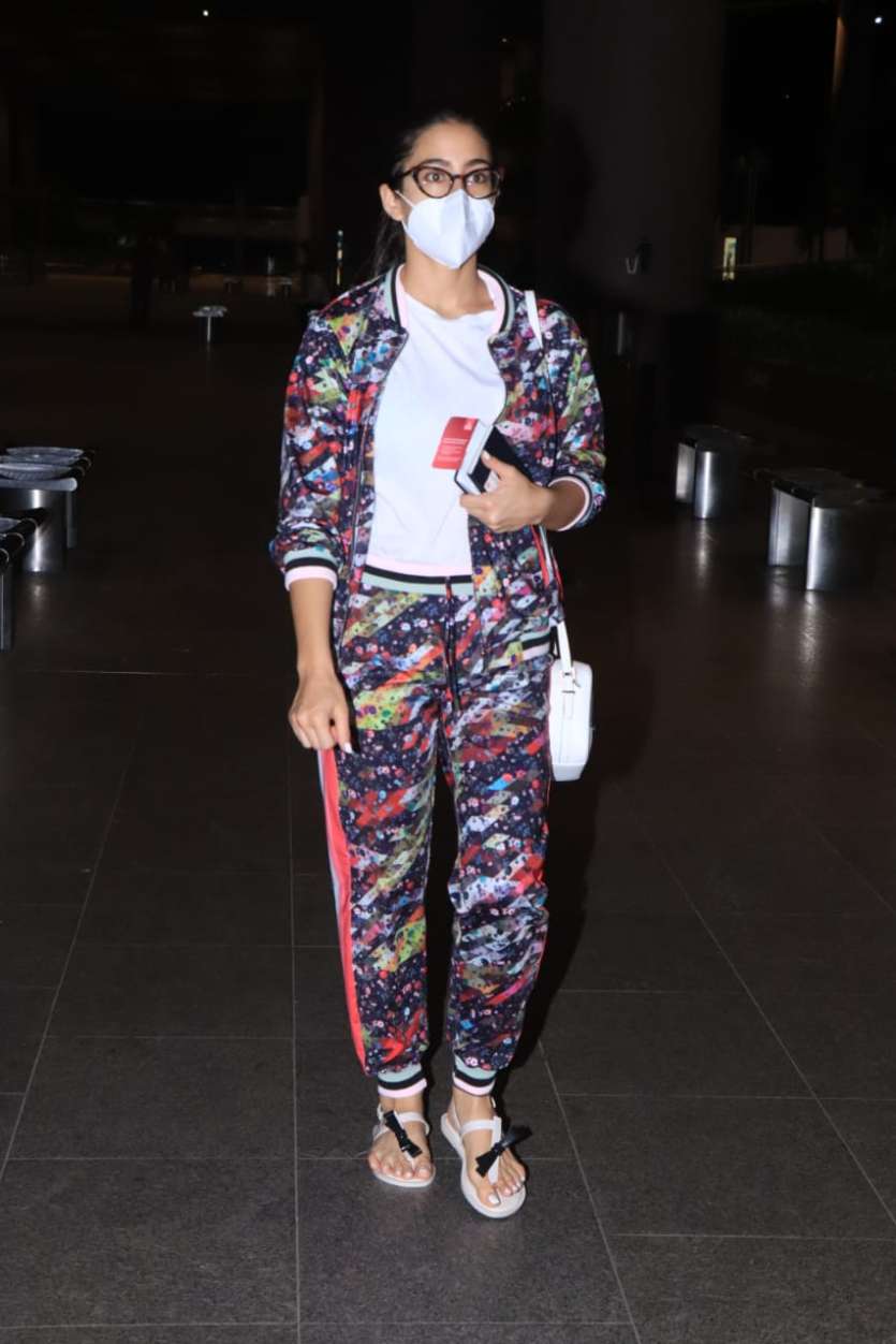 Sara Ali Khan In Printed Vintage Salwar Suit Or Heavy Manisha Malhotra  Statement Sequin Embedded Lehenga; Which Desi Glimpse Of Sara Is Your  Favorite?