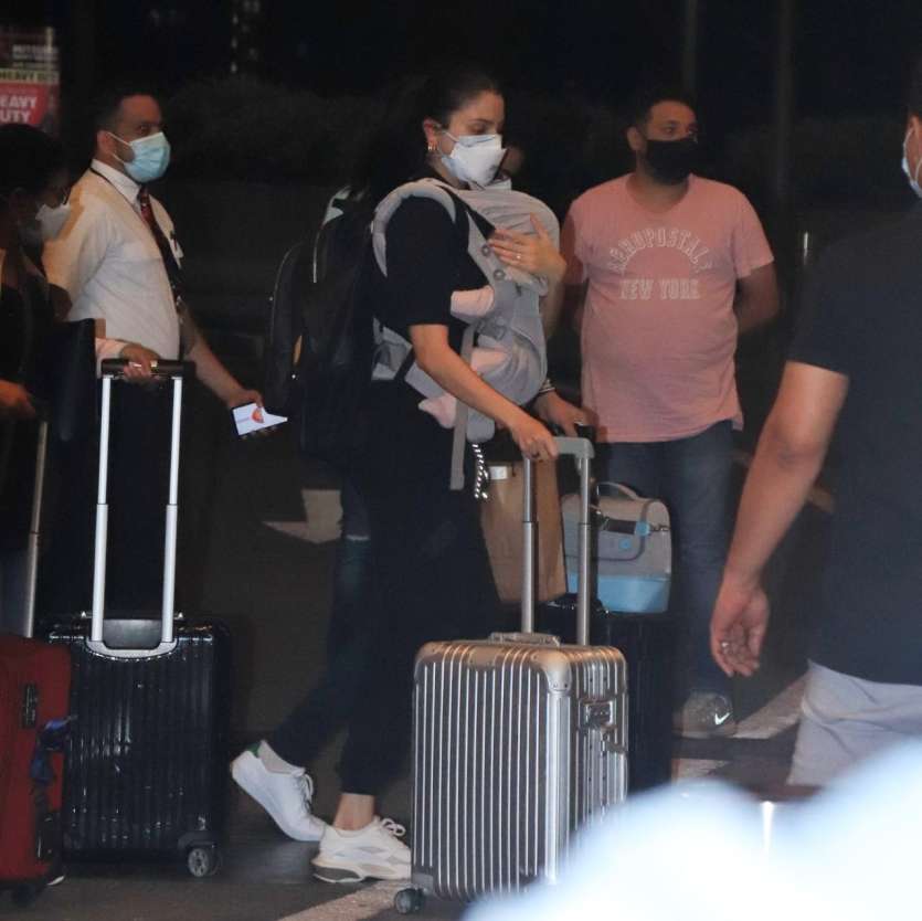 Anushka Sharma And Virat Kohli's Glimpses With Vamika At Airport Concern  Their Fans, Slam Paparazzi