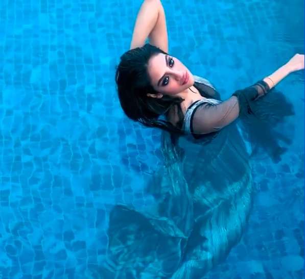 Nusrat Nacket Photo - Pregnant Nusrat Jahan sets internet ablaze as she takes a dip in the  swimming pool for new photoshoot