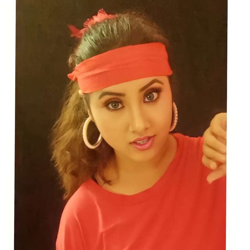 Divya Bharti Ki Xn Xxx - In Pics: Netizens find Divya Bharti's lookalike in Manju Thapa, uncanny  similarities will leave you baffled