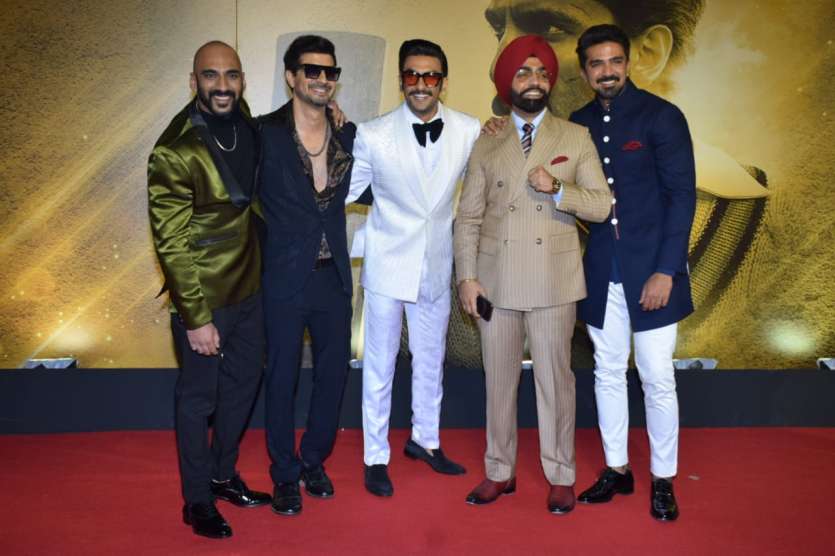 Ranveer Singh, Kapil Dev, Kabir Khan & others make stylish entry at 83  screening