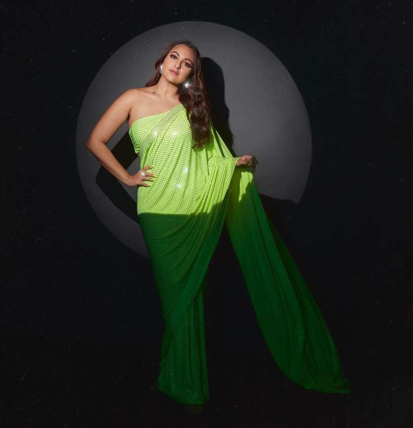 Sonakshi Sinha looked drop-dead gorgeous in her neon green shimmery saree. The actress wore minimal makeup and completed her look by accessorising it with diamond stud earrings and a diamond ring in one hand. Isn't she looking hot?