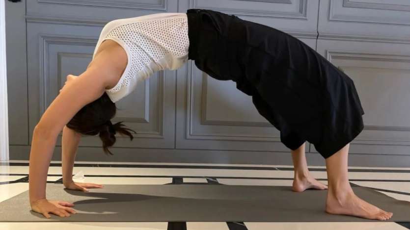 After Anushka Sharma, Kareena Kapoor Khan supports yoga during pregnancy –  India TV