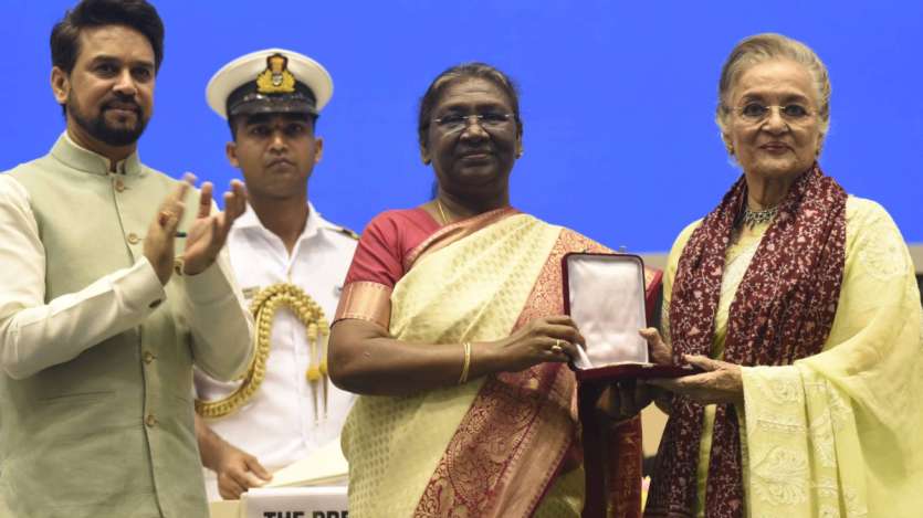 Aktris veteran Asha Parekh menerima Penghargaan Dadasaheb Phalke yang bergengsi atas kontribusinya pada Sinema India pada upacara presentasi Penghargaan Film Nasional