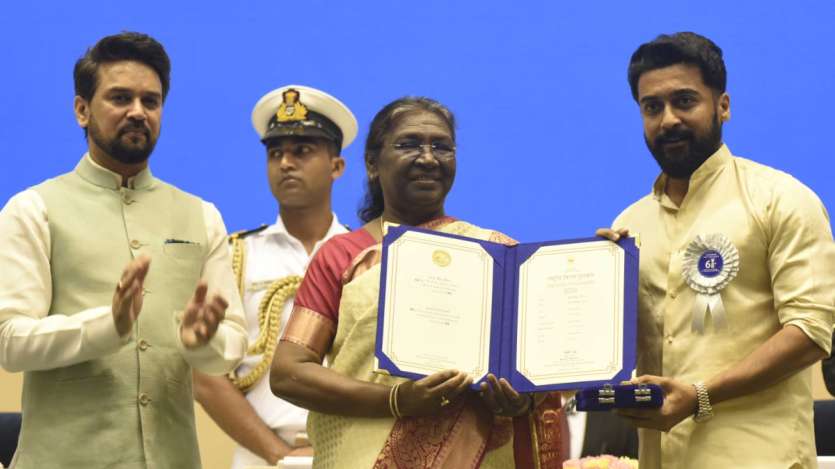 Suriya dihormati dengan Penghargaan Film Nasional pertamanya oleh Presiden Droupadi Murmu. Dia bersama-sama memenangkan penghargaan Aktor Terbaik bersama Ajay Devgn untuk filmnya Soorarai Pottru Suriya dihormati dengan Penghargaan Film Nasional pertamanya oleh Presiden Droupadi Murmu. Dia bersama-sama memenangkan penghargaan Aktor Terbaik bersama Ajay Devgn untuk filmnya Soorarai Pottru