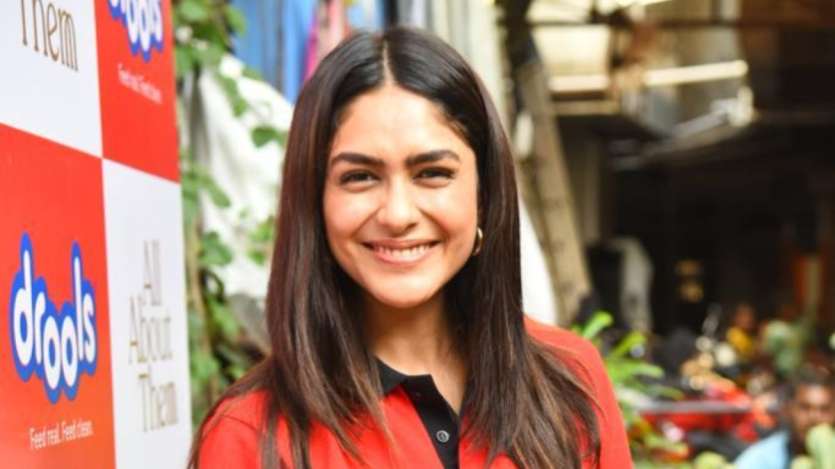 For the unversed, Mrunal Thakur is a pet mother to her cat, Billo, whom she adopted and who means everything to her.