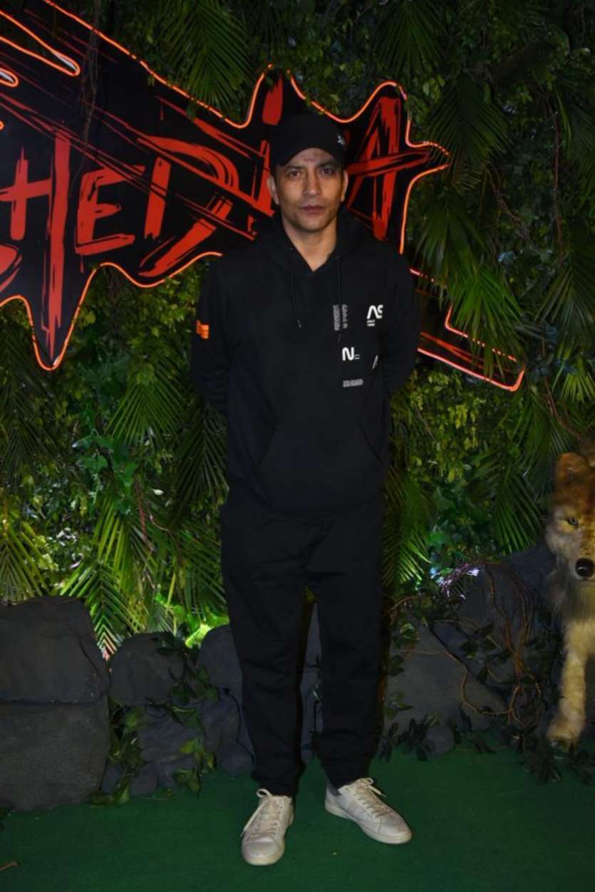 Our own Pappi Ji, Deepak Dobriyal also attended the event in an all-black look.