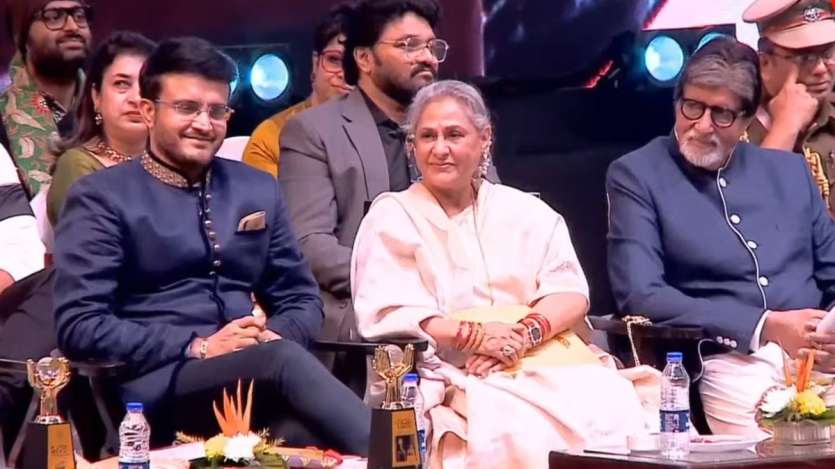 In this photo, former Indian cricketer Sourav Ganguly was seen on stage with Amitabh and Jaya Bachchan