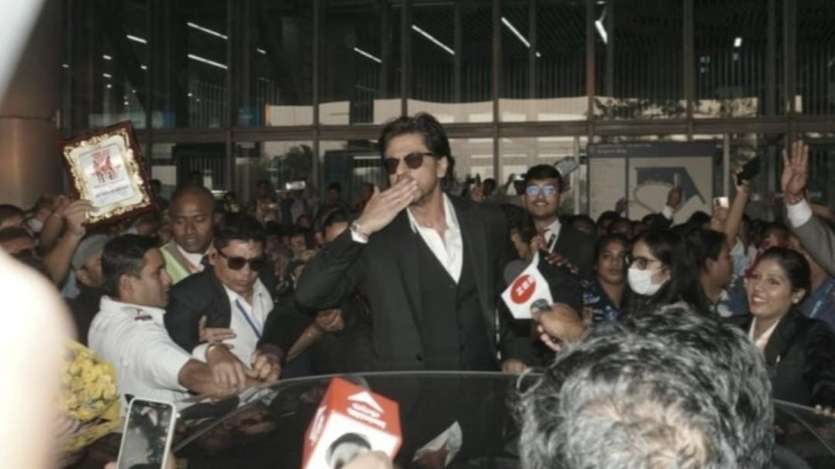 At the West Bengal airport, a huge crowd gathered to catch a glimpse of Shah Rukh Khan who marked his presence at the inauguration ceremony of KIFF